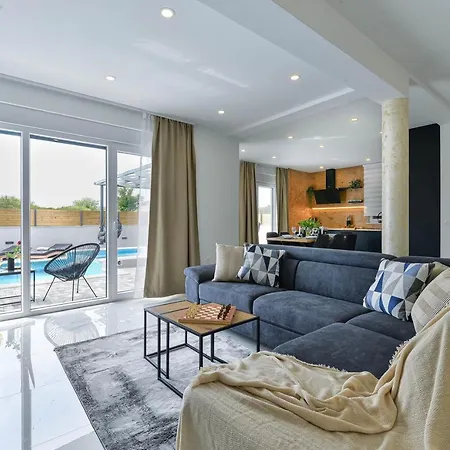 Villa Jomani With Heated Pool