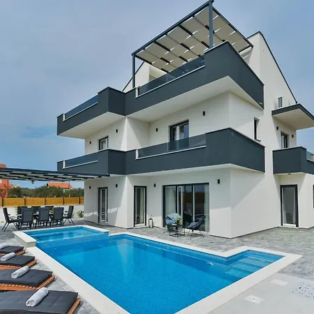Jomani With Heated Pool