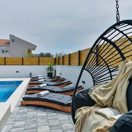 Jomani With Heated Pool 빌라