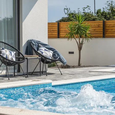 빌라 Jomani With Heated Pool 비빈제